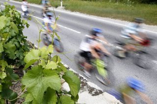 Huit accidents de vélo se sont produits sur les routes valaisanne ce week-end. La police appelle à la prudence (photo prétexte). KEYSTONE/JEAN-CHRISTOPHE BOTT